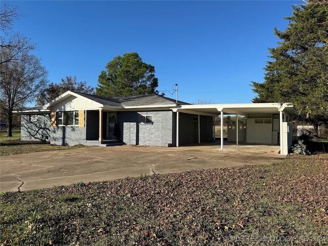 view of front facade with a carport