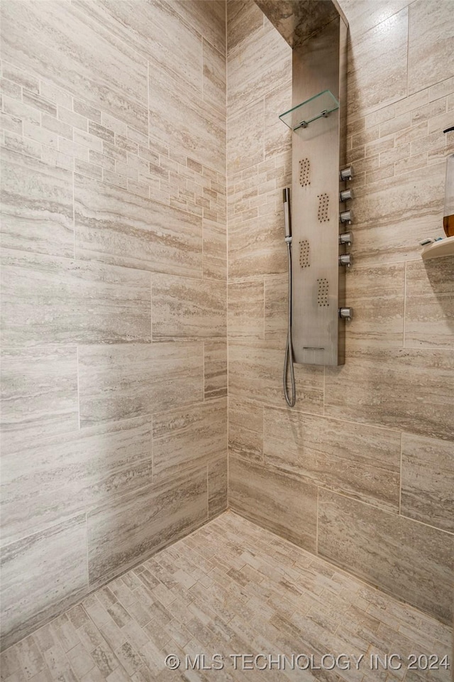 bathroom featuring tiled shower