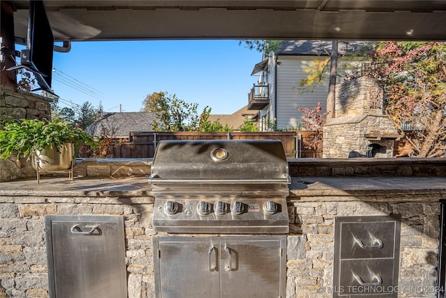 view of patio featuring an outdoor kitchen and grilling area