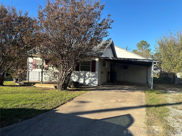 view of front of home featuring a front lawn and a carport