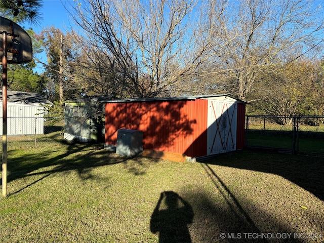 view of yard with a storage shed