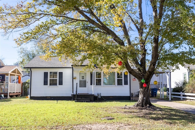 view of front of home featuring a front lawn