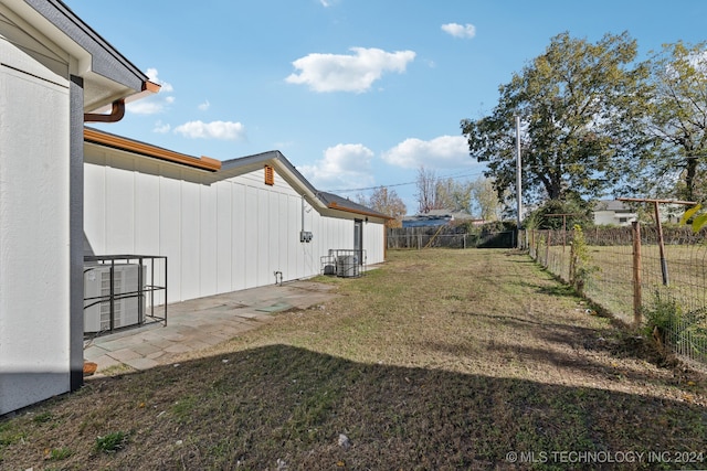 view of yard featuring a patio