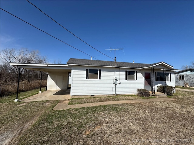 view of front of house featuring an attached carport, fence, a front lawn, and crawl space