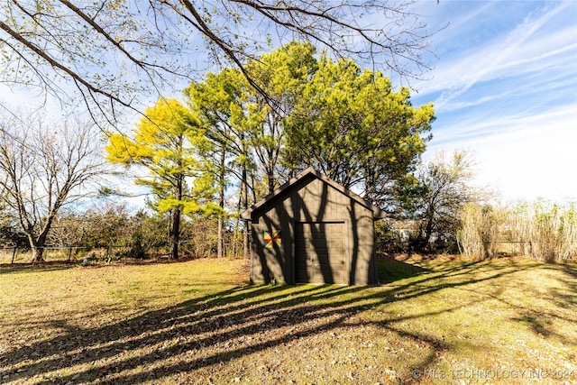 view of yard featuring a shed