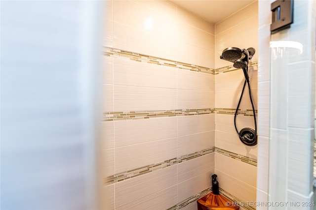 bathroom featuring a tile shower