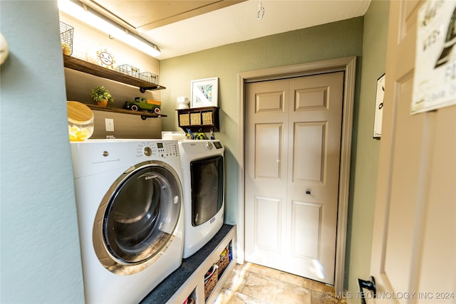 washroom featuring washing machine and clothes dryer