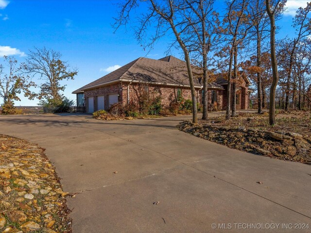 view of front of house featuring a garage