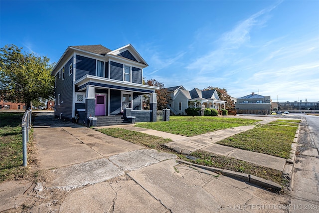 view of front of property featuring a front yard and a porch