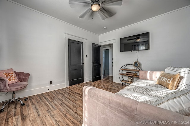 living room featuring hardwood / wood-style flooring, ceiling fan, and ornamental molding