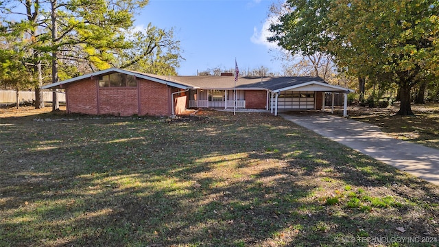 single story home featuring a front lawn, a porch, and a carport