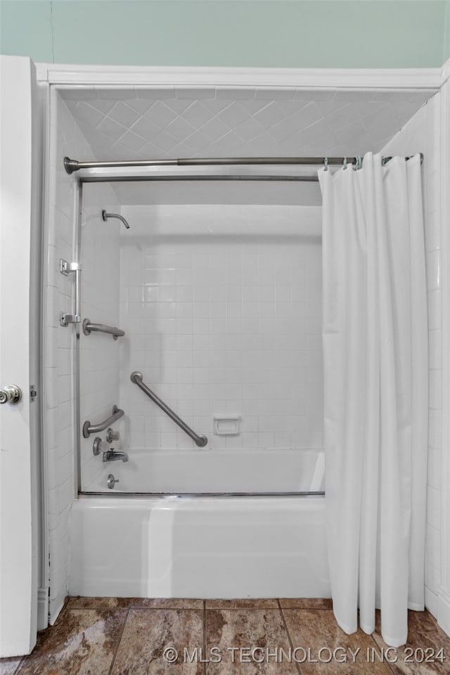 bathroom with shower / tub combo