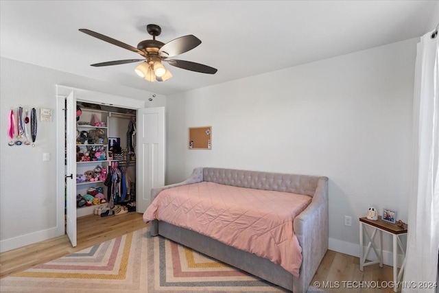 bedroom featuring ceiling fan, light wood-type flooring, and a closet