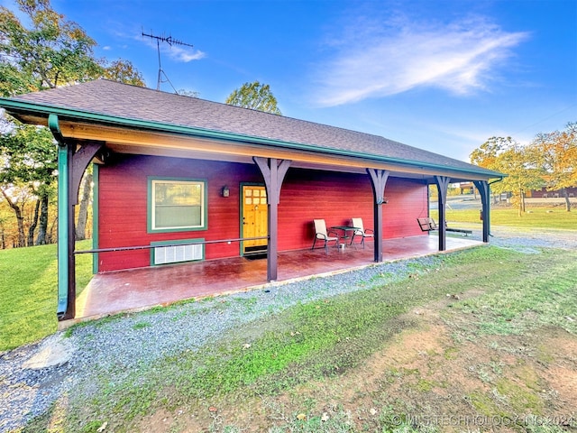 view of front of home with a patio area and a front lawn