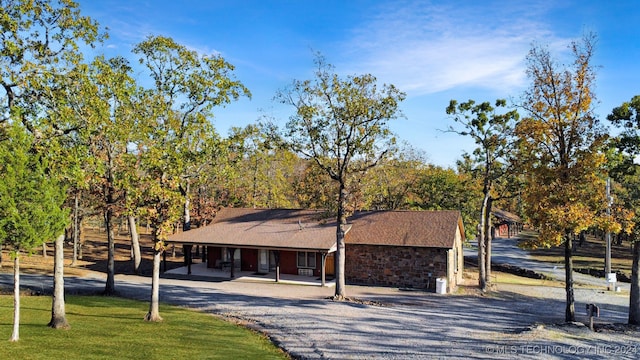 view of front of home featuring a carport and a front lawn