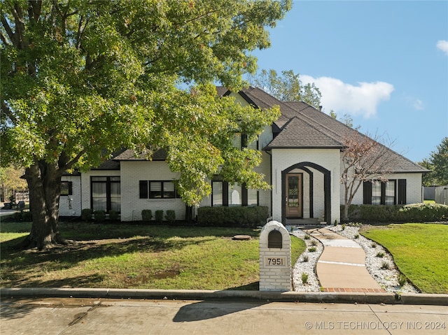 view of front of property featuring a front lawn