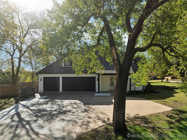 view of front facade featuring a garage and a front yard