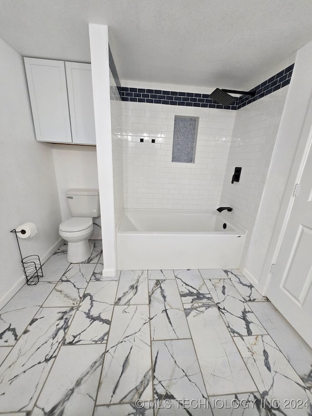 bathroom with toilet and tiled shower / bath