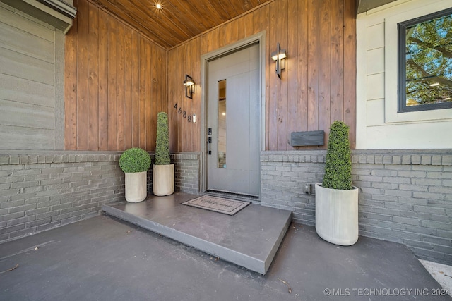 property entrance featuring covered porch