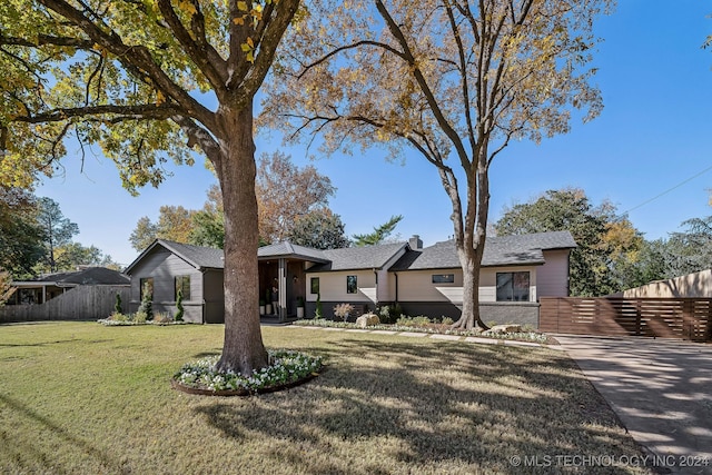 single story home with a front yard