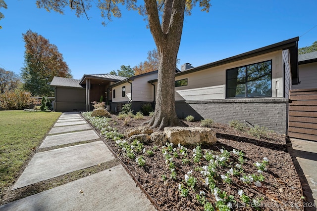 single story home featuring a front yard