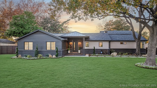 view of front of property featuring a yard