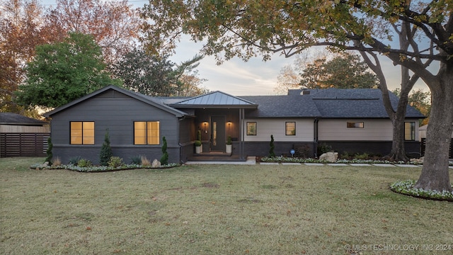 view of front facade featuring a front yard