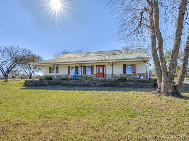 ranch-style house featuring a front lawn