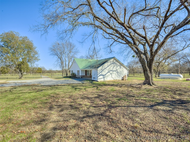 view of yard featuring a rural view