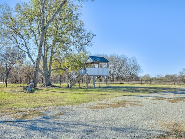 view of yard featuring a rural view