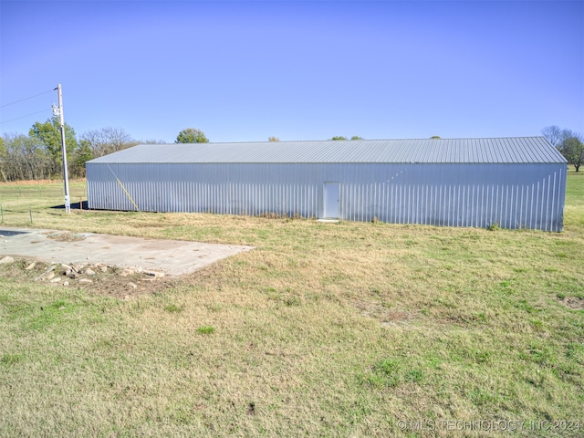 view of yard featuring an outbuilding