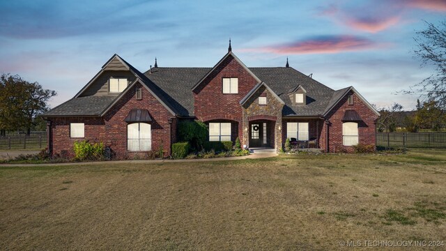 view of front facade featuring a lawn