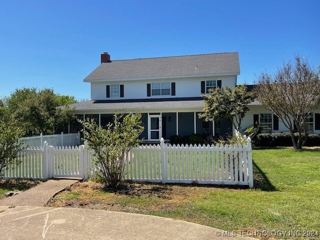 farmhouse-style home featuring a front yard