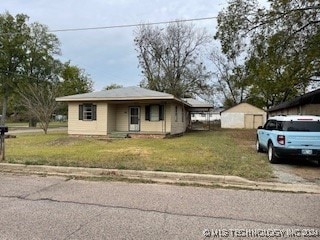 view of front of house with a front lawn and a carport