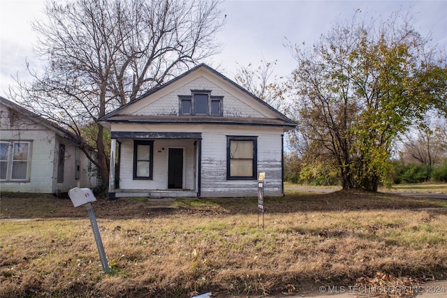 view of front facade with a front lawn