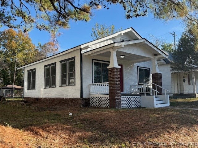 view of front of property featuring covered porch