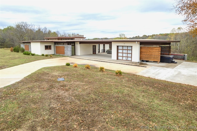 view of front of home with a front lawn