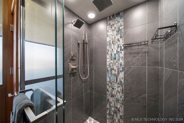 bathroom featuring a tile shower