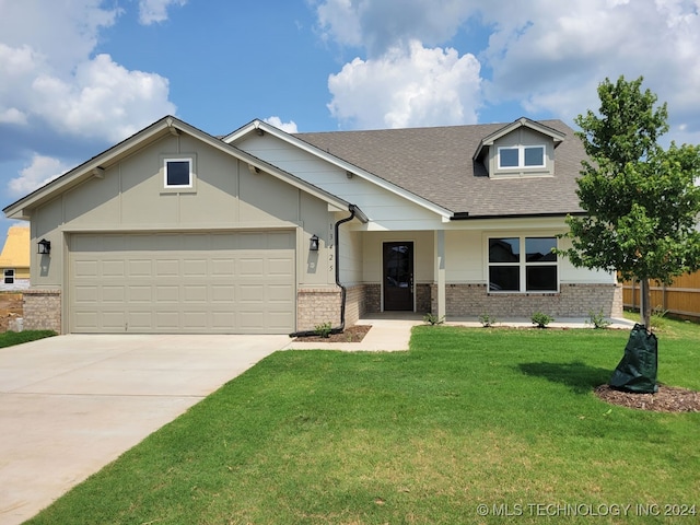 craftsman house featuring a front lawn and a garage