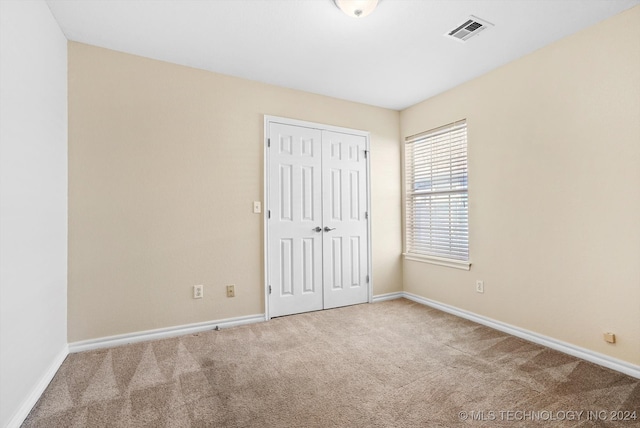 unfurnished room featuring carpet floors