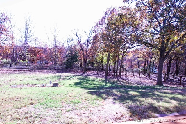 view of yard featuring a rural view