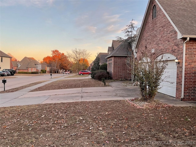 view of yard at dusk