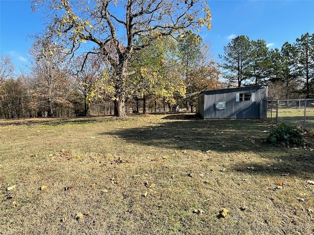 view of yard featuring an outdoor structure