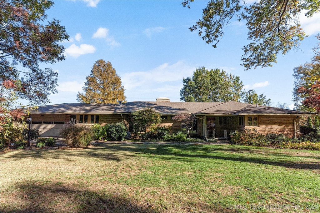 single story home featuring a front lawn