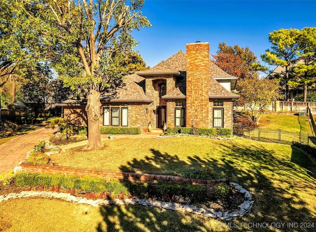 view of front of home featuring a front yard