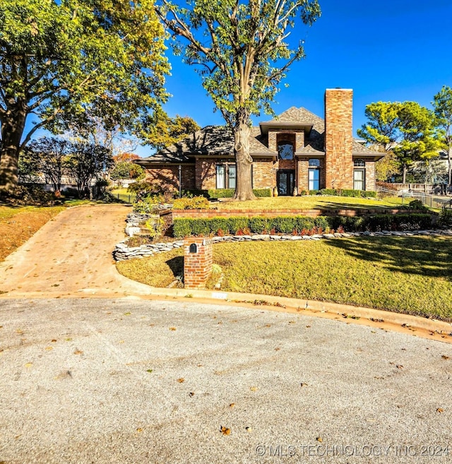 view of front of property with a front lawn