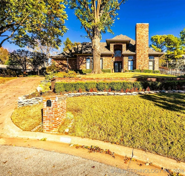 view of front facade with a front yard