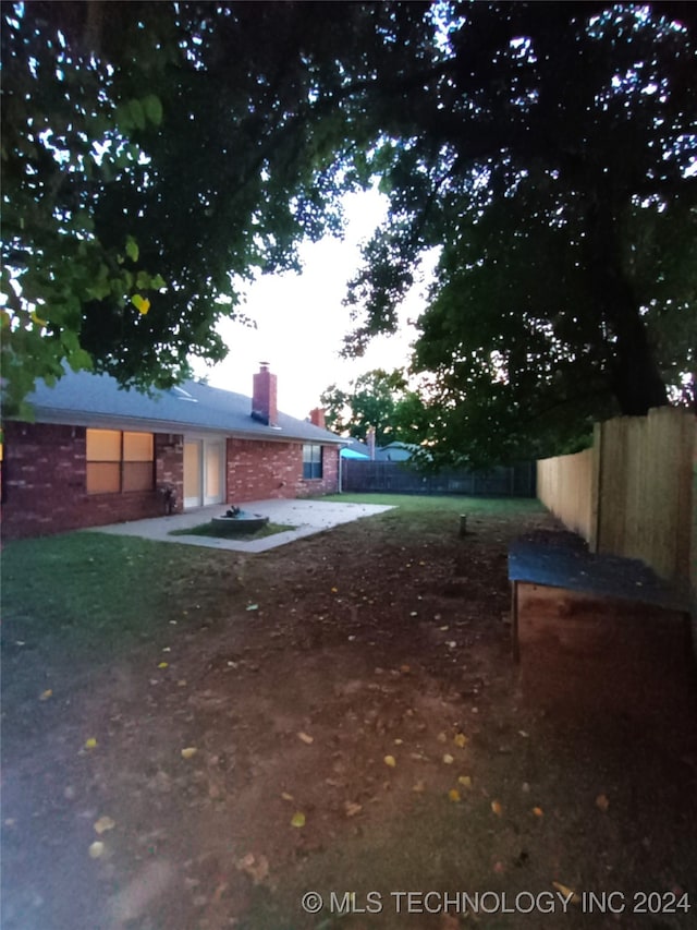 view of yard featuring a patio area