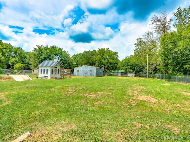 view of yard featuring an outbuilding