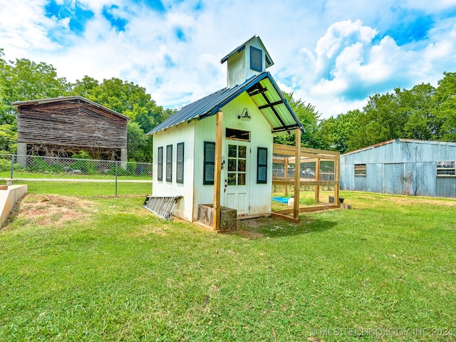 view of outdoor structure with a yard